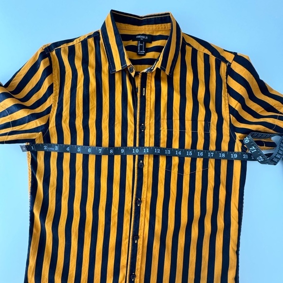 Forever 21 Men’s Striped bottom up shirt size Small - Picture 3 of 4